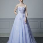 Abito da sposa azzurro polvere su misura realizzato in tulle il bustino stretto è impreziosito da perline, cristalli e delicati ricami di pizzo