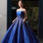 Vestido de novia azul con muchos adornos brillantes, escote sonrisa y falda ancha, cola capilla de 60 cm