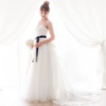 Abito da sposa con cintura nera di raso A-line tessuto in tulle e scollo a cuore sul petto design che enfatizza la femminilità