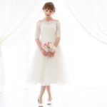 Abito da sposa corto economico con scollo a cuore e gonna in tulle morbido coprispalle rimovibile in pizzo con spalle scoperte
