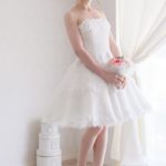 Vestido de novia corto online barato con falda ancha escote recto y cierre con cordones ajustables, corpiño plisado en el pecho y escote decorado con flores tridimensionales