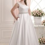Abito da sposa curvy con tasche fatto in raso stile A line con cintura decorata con pietre scintillanti, girocollo e schiena scoperta