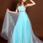 Vestido de novia y ceremonia color celeste en venta online confeccionado en tul con aplicaciones de encaje en el busto