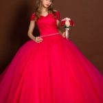 Vestido de novia y ceremonia rojo estilo princesa con amplia falda de tul y corpiño drapeado en satèn con escote en V