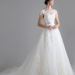 Elegant and perfect wedding dress in satin and tulle with a round neckline and lace appliqués on the bodice and skirt