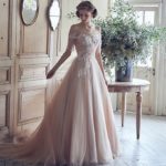 Vestido de novia elegante y sencillo confeccionado a la medida online en tul con aplicaciones de encaje y pedrería