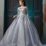 Vestido de novia gris perla con falda de organza muy ancha, corpiño ceñido adornado con delicados bordados de encaje