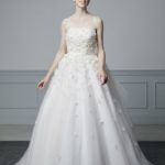 Vestido de novia de tul con flores de tela adornando tanto el corpiño como la falda de este vestido