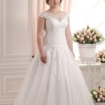 Vestido de novia talla grande con falda corte A y escote barco en satèn y tul con aplicaciones de encaje