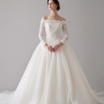 Vestido de novia personalizado de satèn, encaje y organza a la medida, con escote a hombros descubiertos y manga larga