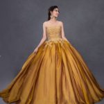 Princess-style colored wedding dress in lace and taffeta with a straight neckline and a very wide skirt