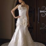 Abito da sposa stile sirena a prezzo economico con corpetto drappeggiato lateralmente decorato con fiori di stoffa, pizzo e perline