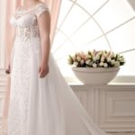 Vestido de novia talla grande con corpiño transparente corte recto realizado en encaje con cola de tul desmontable