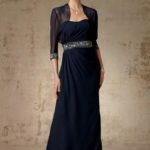 Abito lungo mamma della sposa con coprispalle molto elegante e cintura decorata con pietre scintillanti collezione 2021