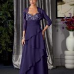 Vestido de occaciòn especial para la madre de la novia 2021 look elegante para boda confeccionado en chifòn con chaqueta y corpiño decorado con escote corazón.