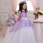 Vestido de dama de honor para niña estilo princesa con falda ancha y cuello redondo realizado en satèn y tul con aplicaciones de encaje