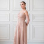 Vestido de dama de honor rosa antiguo estilo imperio con medias mangas con hombros descubiertos y escote recto