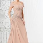 Abito per la mamma della sposa in vendita online fatto in chiffon scollo sorriso con applicazioni di pizzo e punti luci spalline rimovibile