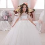 Abito per le ragazze invitate al matrimonio stile principessa con corpetto decorato con applicazioni di pizzo e strass, maniche corte