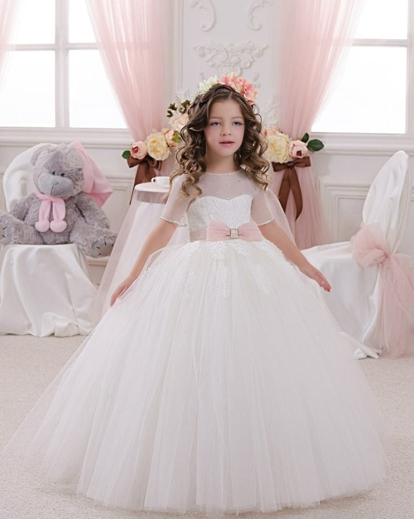 Vestido para ir a bodas para niñas estilo princesa con corpiño decorado con  aplicaciones de encaje y pedrería - Sposamore
