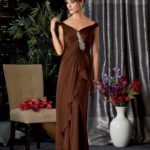 Vestido para ocasiones especiales para la madre del novio hecho de chifòn con tirantes colgantes con cuello en V y adornos de piedras brillantes