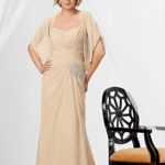 Vestido sencillo de chifòn para la madre de la novia con escote corazón y corpiño drapeado decorado con perlas y lentejuelas, chaqueta incluida