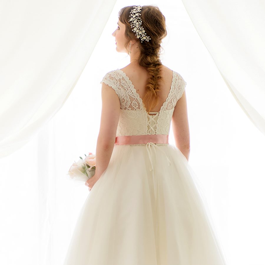 Vestido de novia de encaje y organza para una boda casual y de moda con  escote barco hecho a medida online Italy Shop - Sposamore