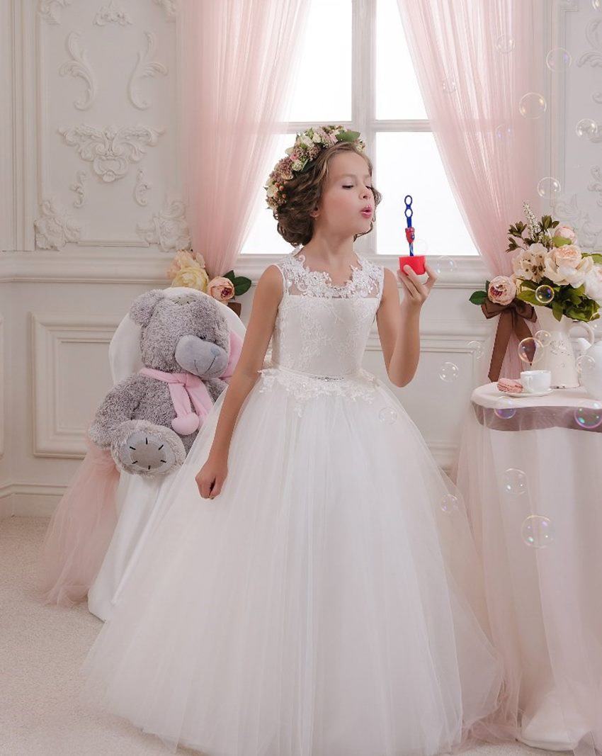 Bellissimo abito da bambina per cerimonia e prima comunione in vendita  online fatto in tulle e pizzo stile principessa - Sposamore
