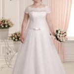 Precioso vestido de novia para mujer talla grande a la venta online a un precio barato confeccionado en satèn y tul con aplicaciones de encaje macramé.