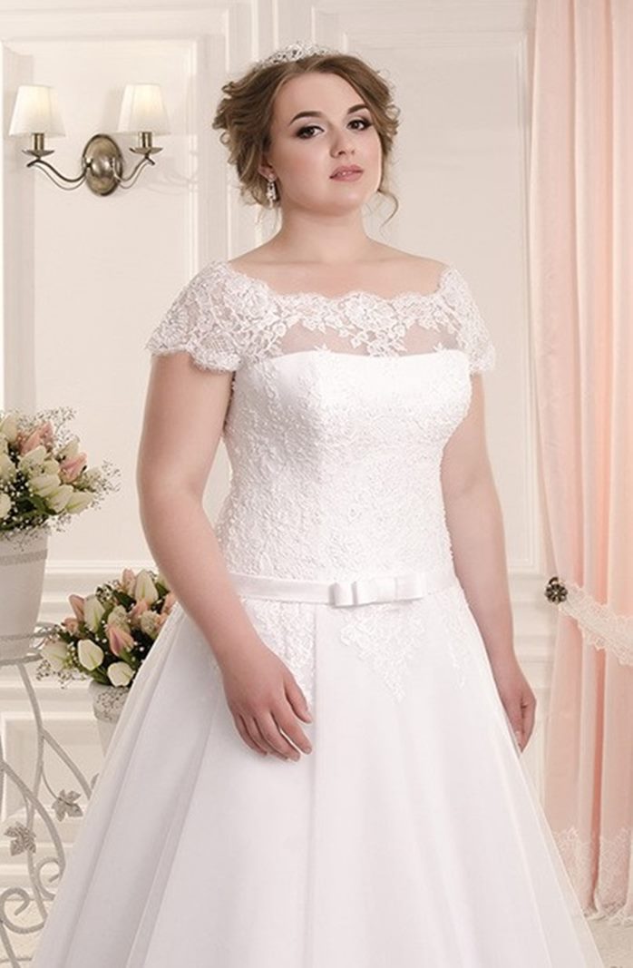 Precioso vestido de novia para mujer talla grande a la venta online a un  precio barato confeccionado en satèn y tul con aplicaciones de encaje  macramé. - Sposamore
