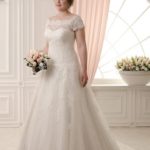 Beautiful wedding dress for all sizes with a boat neckline and short sleeves made of tulle and satin with floral lace appliqués