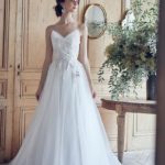 Precioso y elegante vestido de novia barato para bodas de primavera confeccionado en tul con aplicaciones de encaje con escote en V