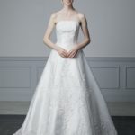Vestido de novia clásico en satèn con corpiño semirrígido y preformado, adornado con aplicaciones de encaje y decorado con lentejuelas, pedrería y perlas