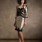 Elegante vestido corto para la madre del novio con chaqueta colección 2021 realizado en satèn con aplicaciones de encaje