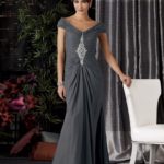 Elegante abito per feste di matrimonio fatto in chiffon con corpetto drappeggiato scollo a V e decorazioni di pietre scintillanti