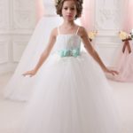 Elegante vestito per bambina per prima comunione in vendita online shop italiana stilo principessa in tulle con applicazioni di pizzo