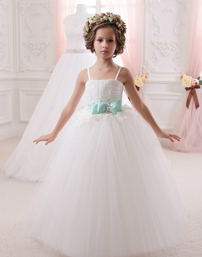 esta noche Europa Metro Elegante vestido de niña para primera comunión en venta online estilo  princesa en tul con aplicaciones de encaje - Sposamore