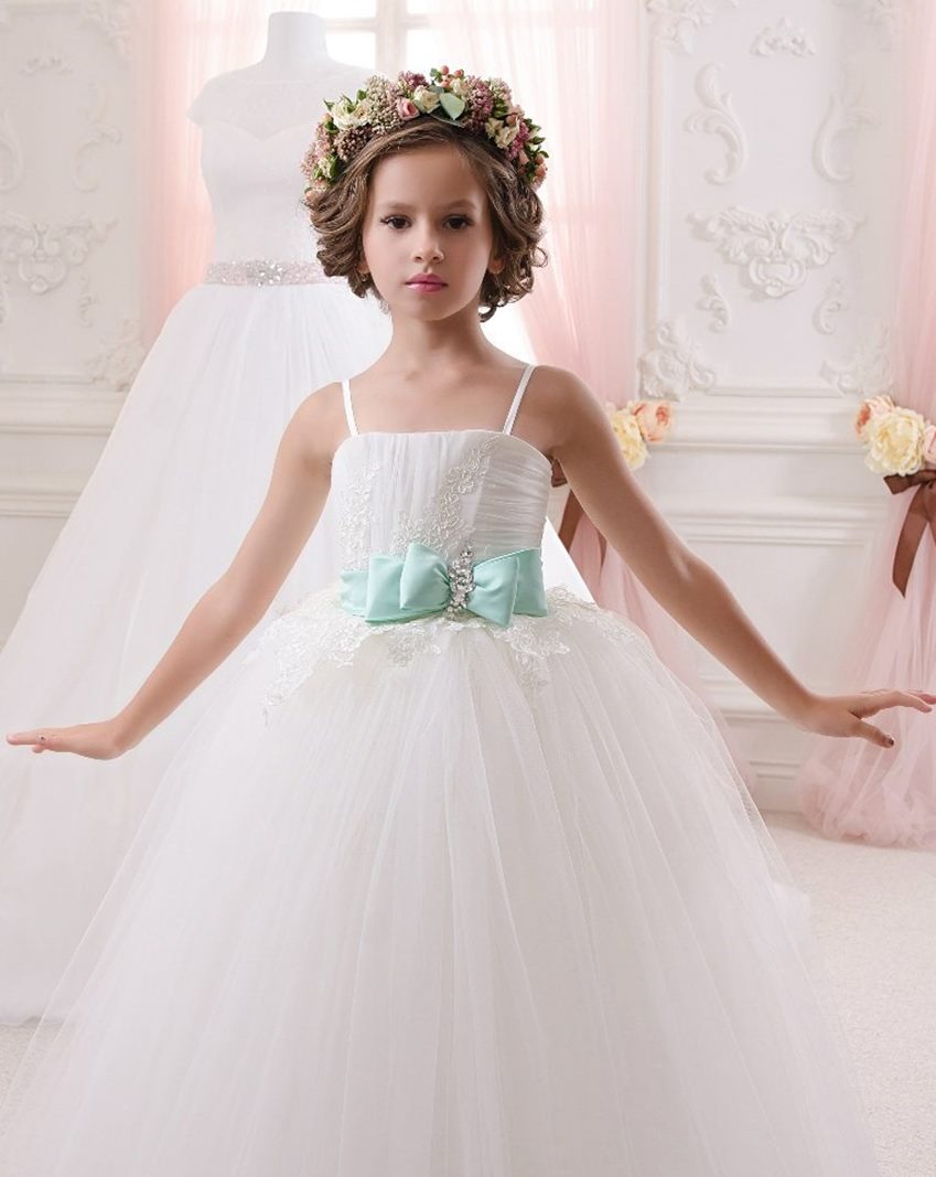 Elegante vestido de niña para primera comunión en online estilo princesa en tul con aplicaciones de encaje - Sposamore