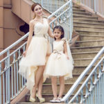 Conjunto de vestidos para bodas mini me para madre e hija cortos y asimétricos en tul y satèn con lazo y decoraciones brillantes.