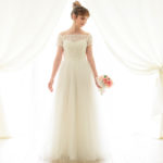 Semplice abito da sposa economico con gonna in tulle morbido  A-line con scollo a cuore e cintura di raso che chiude con un fiocco