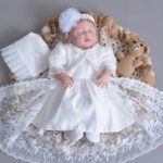 Tienda online outlet de vestidos de bebé y niña para bautizo confeccionados en satèn y tul con gorro