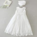 Venta de vestidos de bautizo prenatal niña con gorro low cost confeccionados en satèn, tul y encaje.
