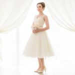 Vestidos de novia corto con escote en V y tirantes confeccionados en tul y encaje con cinturón de satèn que se cierra con lazo