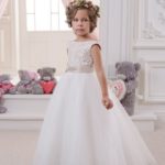 Vestito per comunione e damigella principesco colore champagne e avorio in tulle e pizzo con cintura di raso decorata con pietre scintillanti