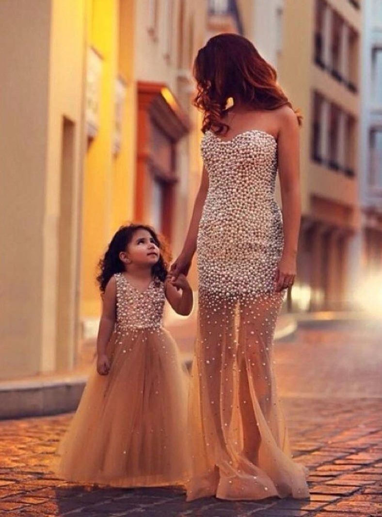 Idol Countless Bear Vestiti mamma e figlia uguali in vendita su internet Italia abiti per  matrimonio color champagne con decorazioni di perline scollo a cuore -  Sposamore