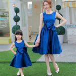 Vestidos a juego para madre e hija en color azul hechos a la medida en satèn con lazo en la cintura de cuello redondo