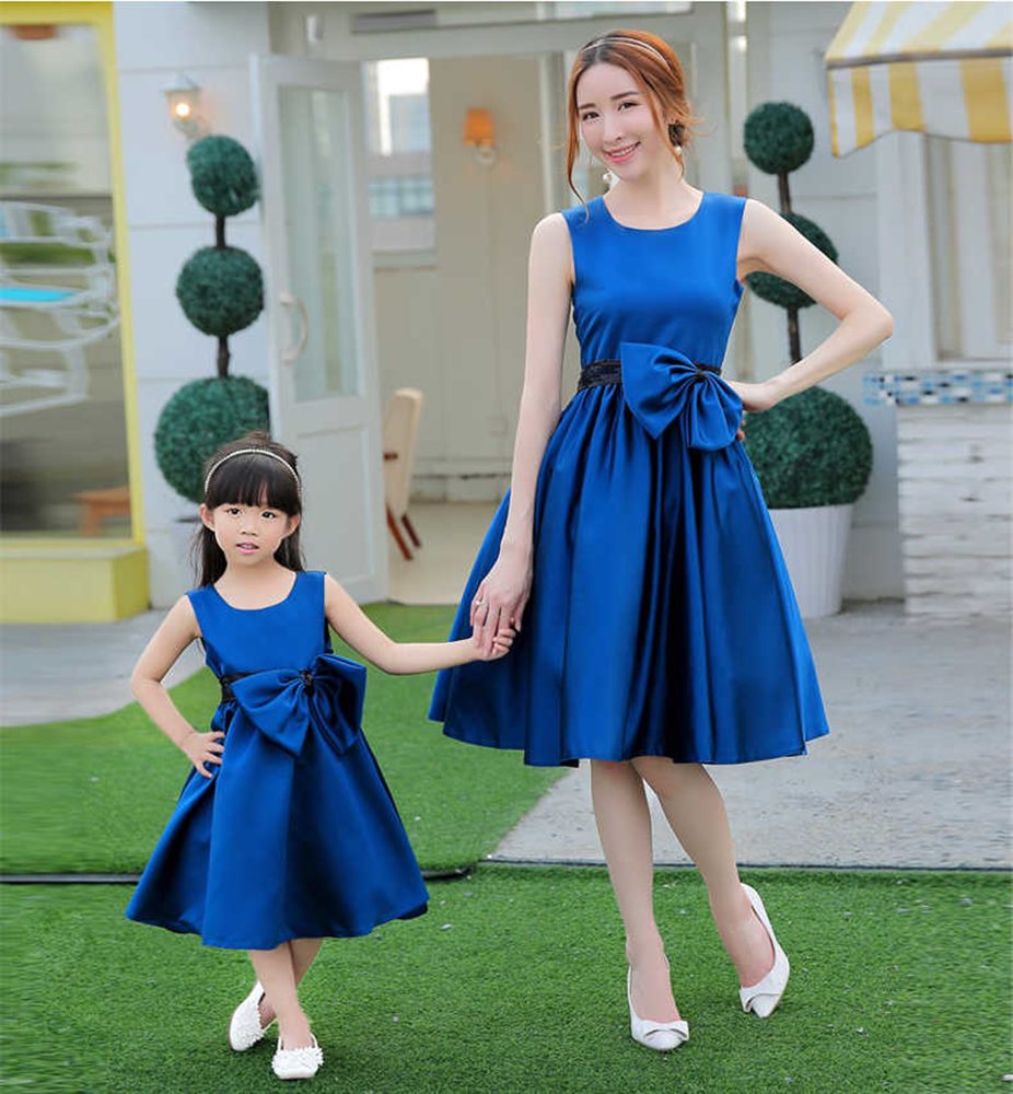 Vestidos a juego para madre e hija en azul hechos a la medida en satèn con lazo en la cintura de cuello redondo - Sposamore