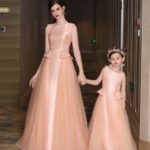 Vestidos a juego para mamá e hija para invitados a la boda hechos en tul y satén con escote barco y decoraciones de lentejuelas y piedras brillantes