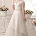 Vestido de novia dos en uno con falda desmontable convirtiéndose así en un vestido asimétrico, escote barco realizado en satèn