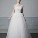 Vestido de novia sencillo y económico de raso y tul con corpiño adornado y falda de tul, escote recto